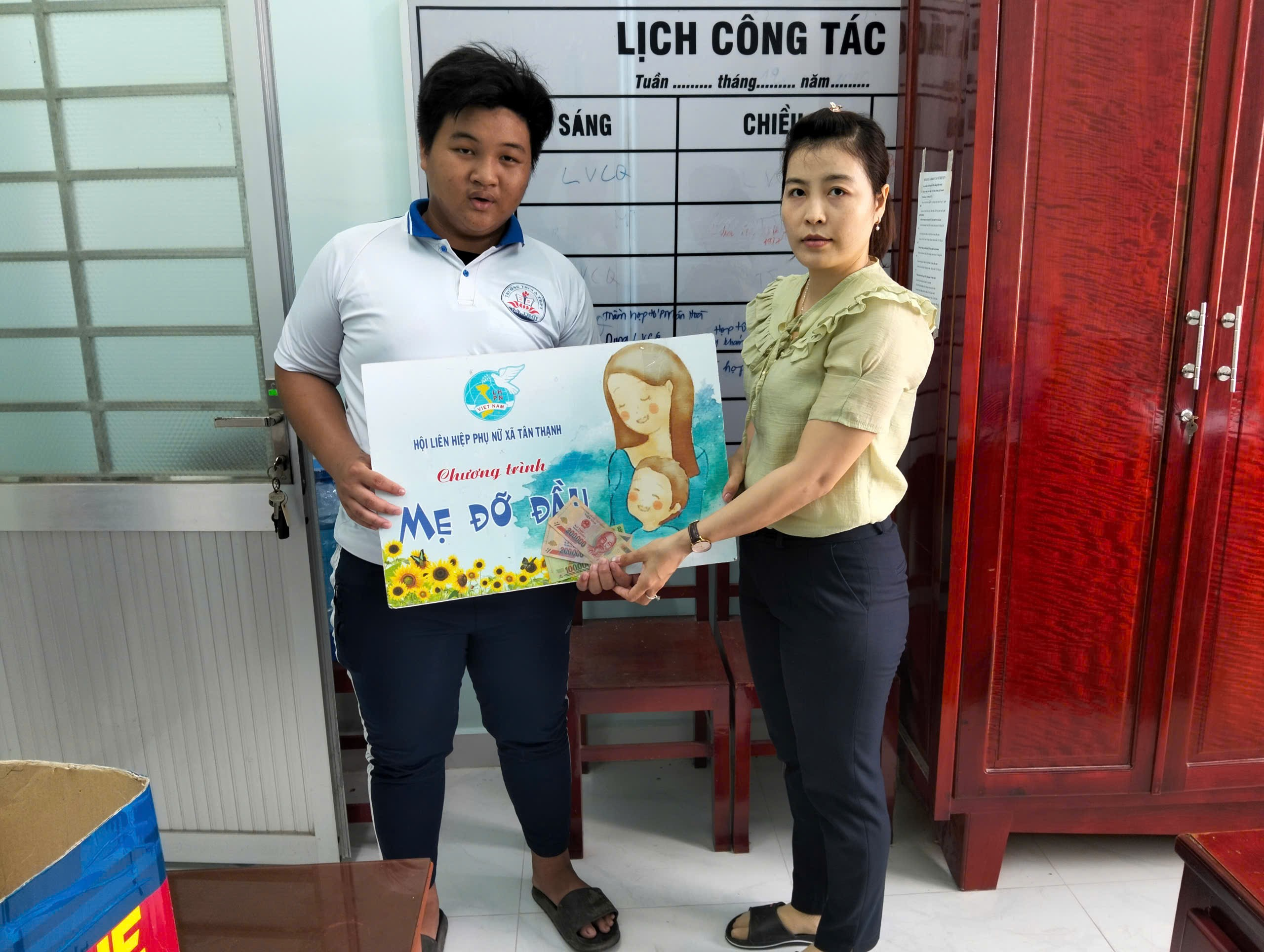 Hội LHPN xã Tân Thạnh trao chương trình “ Mẹ đỡ đầu” quý 2/2025